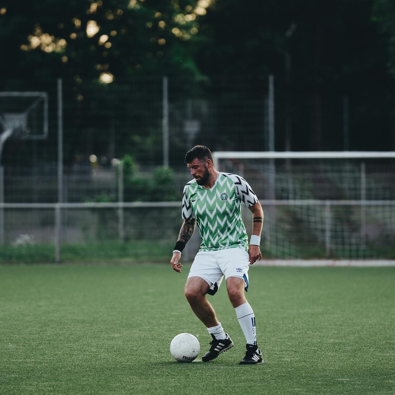 Sportausrüstung, Sportbekleidung, Sportlerausrüstung, Fan-Merchandise, Online-Sportgeschäft, Qualitativ hochwertige Sportartikel, Sportmarken, Aktionen und Rabatte, Sportzubehör, Unterstützung für Athleten