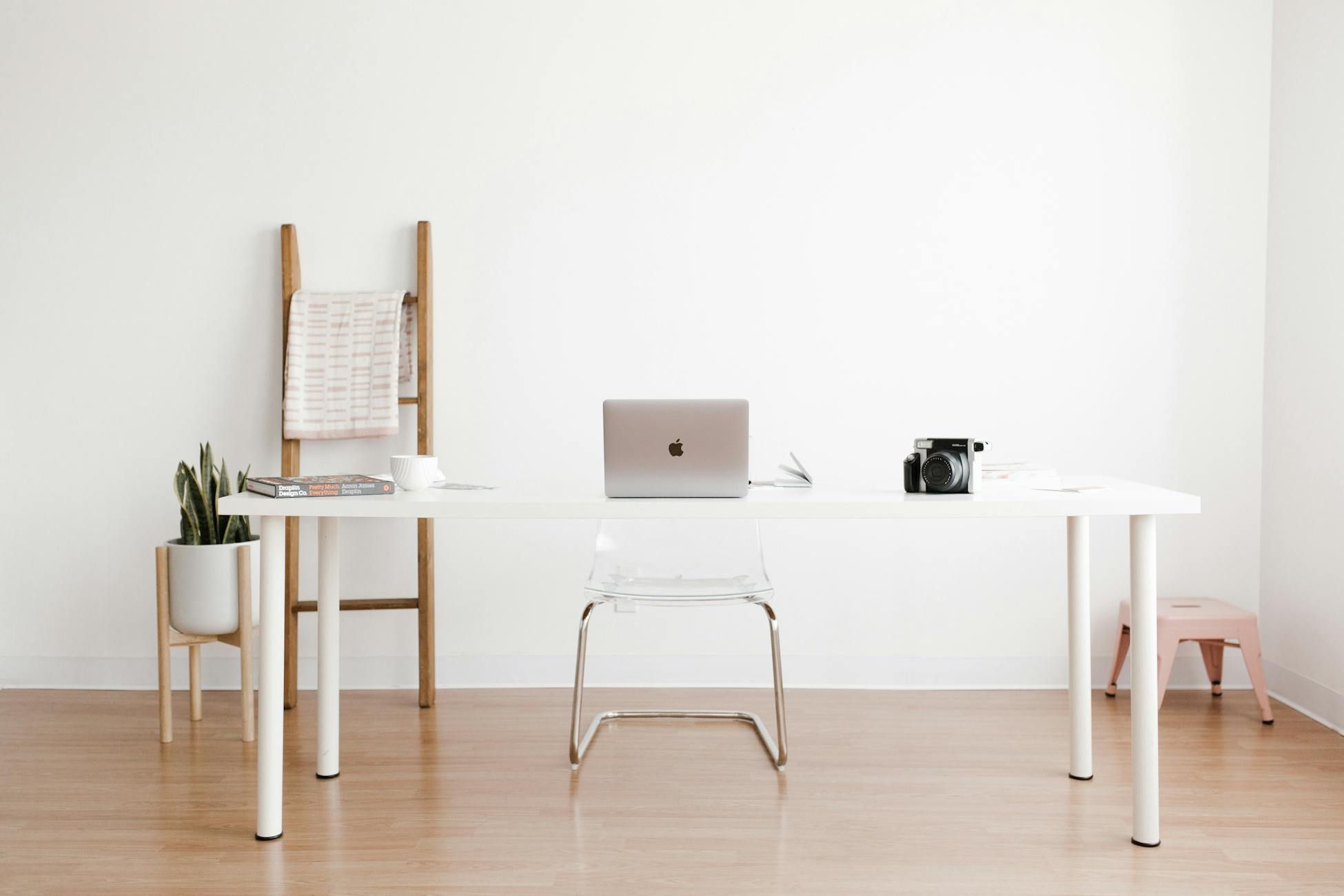 Homeoffice, ergonomisches Schreibtisch-Setup, Stehpult, Büromöbel, produktiver Arbeitsbereich, Schreibtischorganisation, Homeoffice-Ideen, ergonomischer Stuhl, Arbeitsbereichsdesign, modernes Büro-Setup