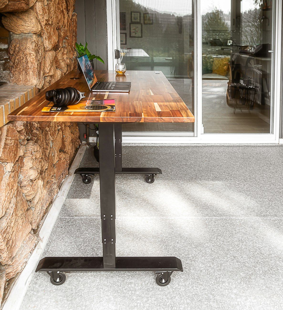 Homeoffice, ergonomisches Schreibtisch-Setup, Stehpult, Büromöbel, produktiver Arbeitsbereich, Schreibtischorganisation, Homeoffice-Ideen, ergonomischer Stuhl, Arbeitsbereichsdesign, modernes Büro-Setup