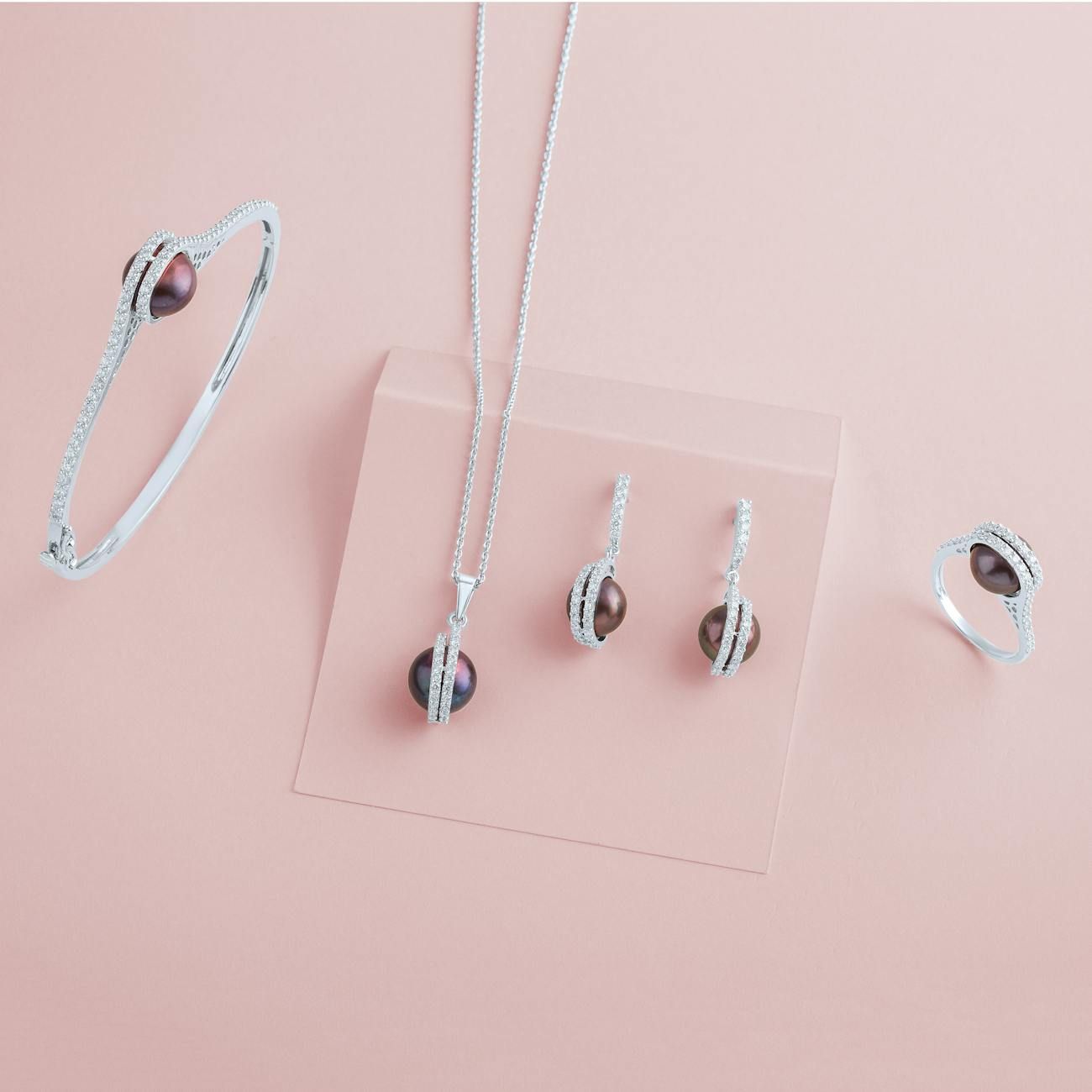 elegant jewelry, luxury jewelry, stylish accessories, fine jewelry, rings and necklaces, premium jewelry store, timeless design, fashion jewelry trends, gift ideas jewelry, high quality jewelry