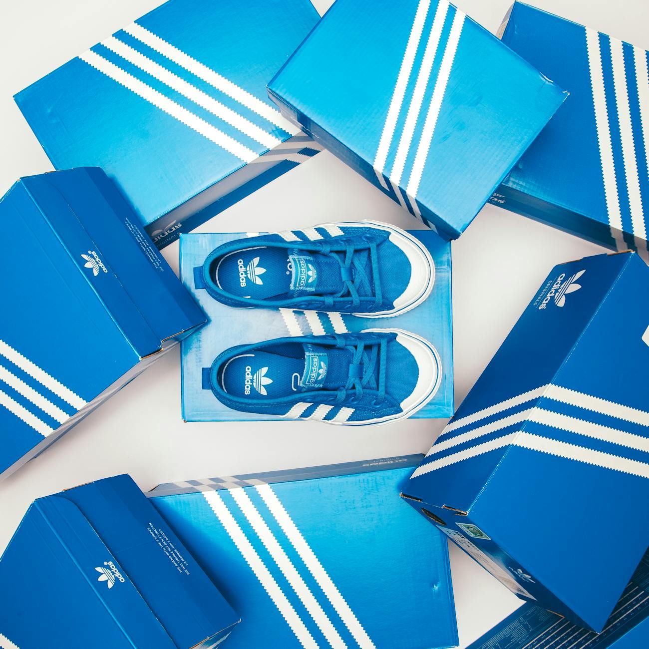 streetwear, sneakers, moda urbana, abbigliamento sportivo, hype apparel, sneakers in edizione limitata, cultura delle sneakers, stile street, mercato della moda online, Kickz