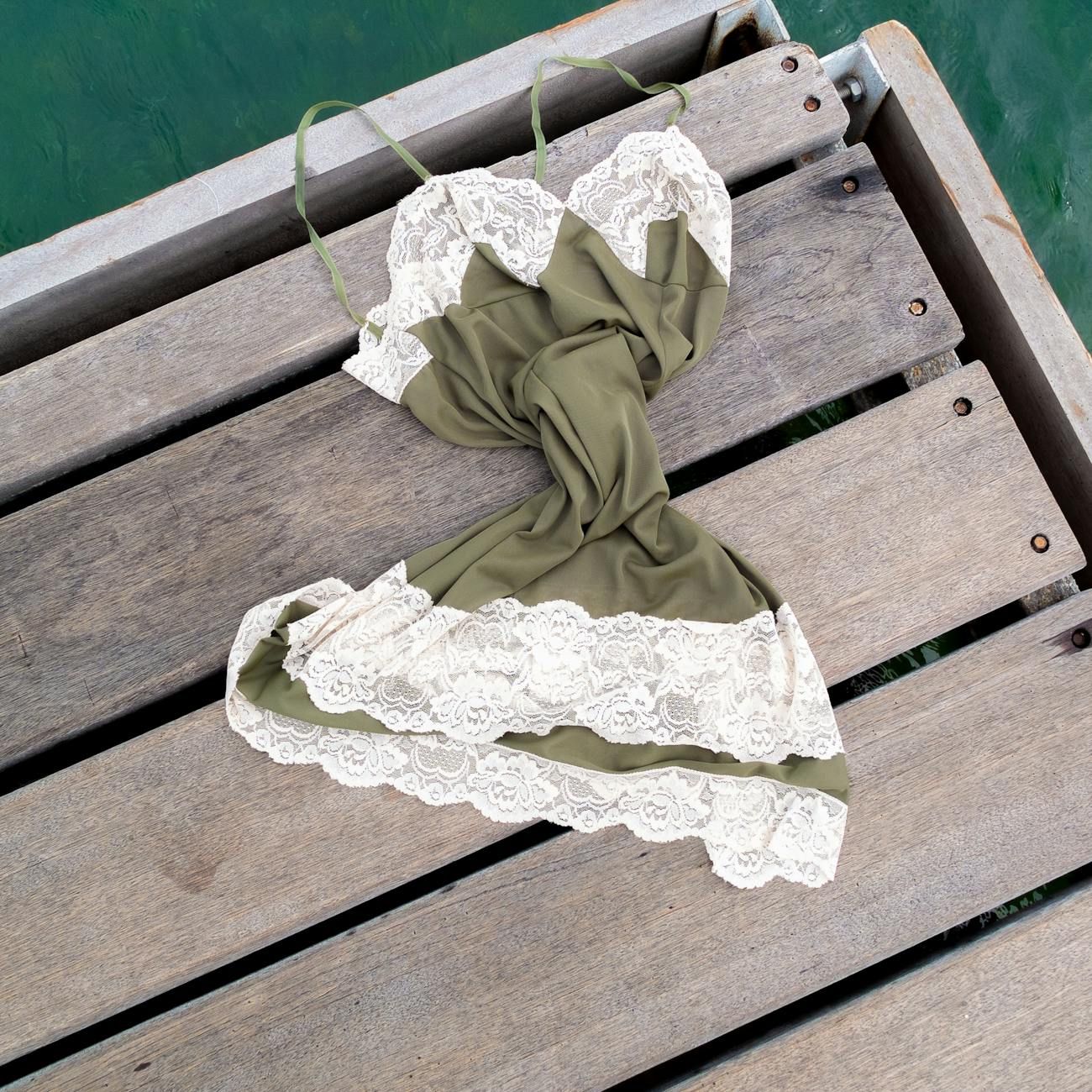 lencería elegante, moda femenina, estilo confiado, ropa interior elegante, detalles de encaje, comodidad diaria, positividad corporal, tendencias modernas, diseños elegantes, moda empoderadora