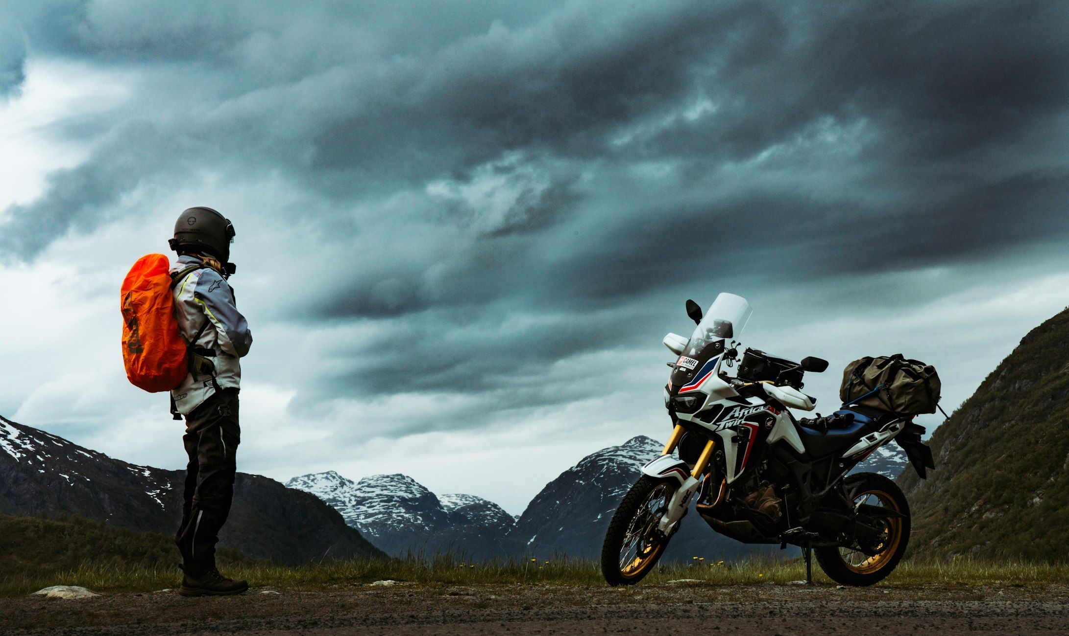 Motorradhelme, Motorradjacken, Motorradhandschuhe, Schutzhosen, Motorradstiefel, Actionkameras, Laserlichter, Sportbrillen, Kohlefaser-Protektoren, auffällige Grafiken
