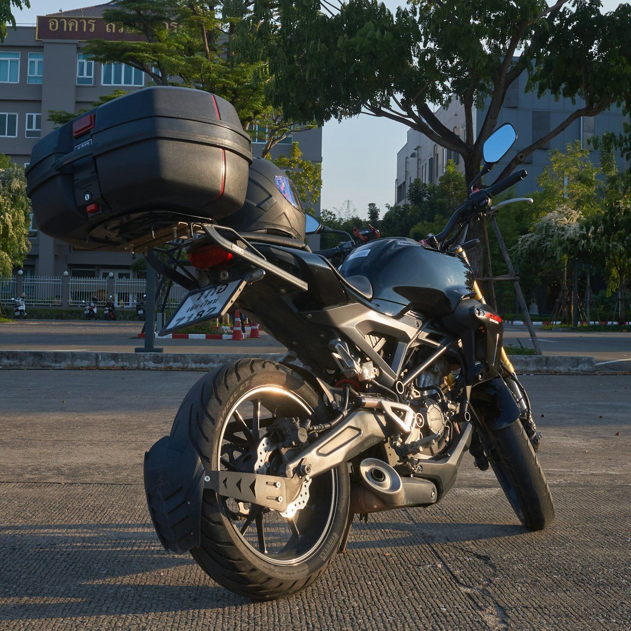 Motorradhelme, Motorradjacken, Motorradhandschuhe, Schutzhosen, Motorradstiefel, Actionkameras, Laserlichter, Sportbrillen, Kohlefaser-Protektoren, auffällige Grafiken