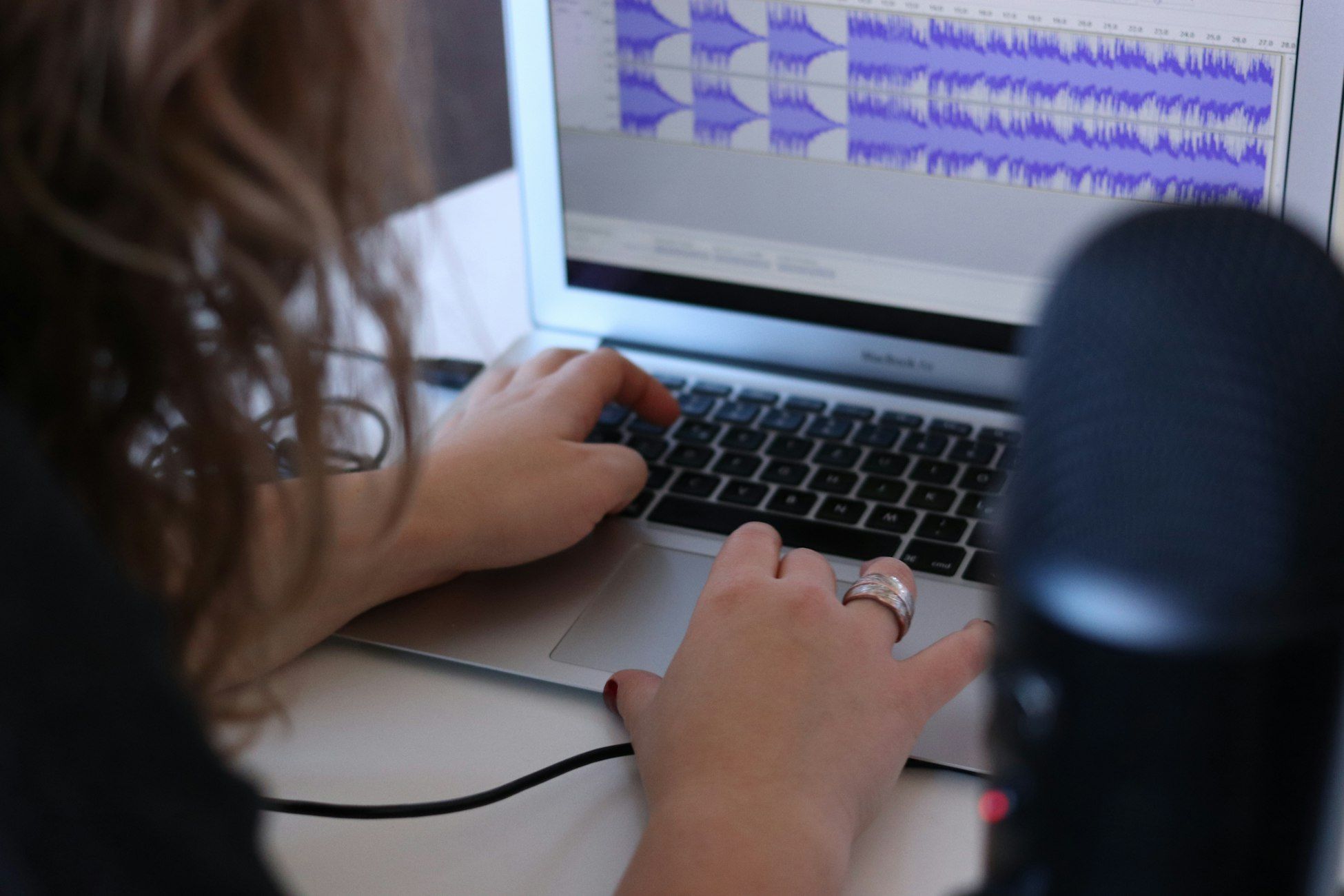 son de qualité studio, podcasting, enregistrement vidéo, plateforme en ligne, podcasting sans studio, enregistrement audio, entretiens, enregistrement à distance, amélioration de la qualité audio
