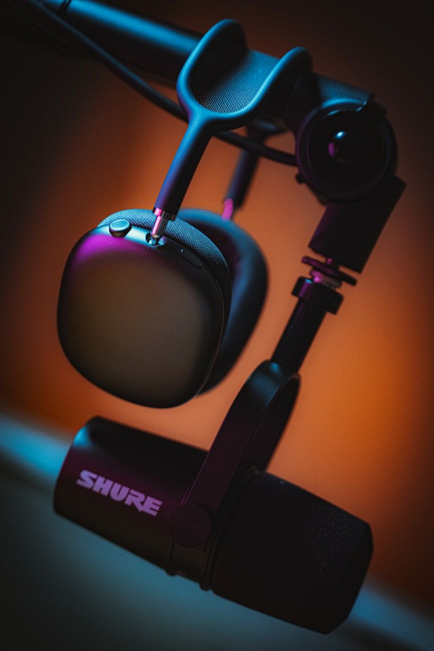 Un Son de Qualité Studio Sans Studio : Comment Riverside.fm Révolutionne le Secteur pour les Podcasteurs et les Entretiens Vidéos