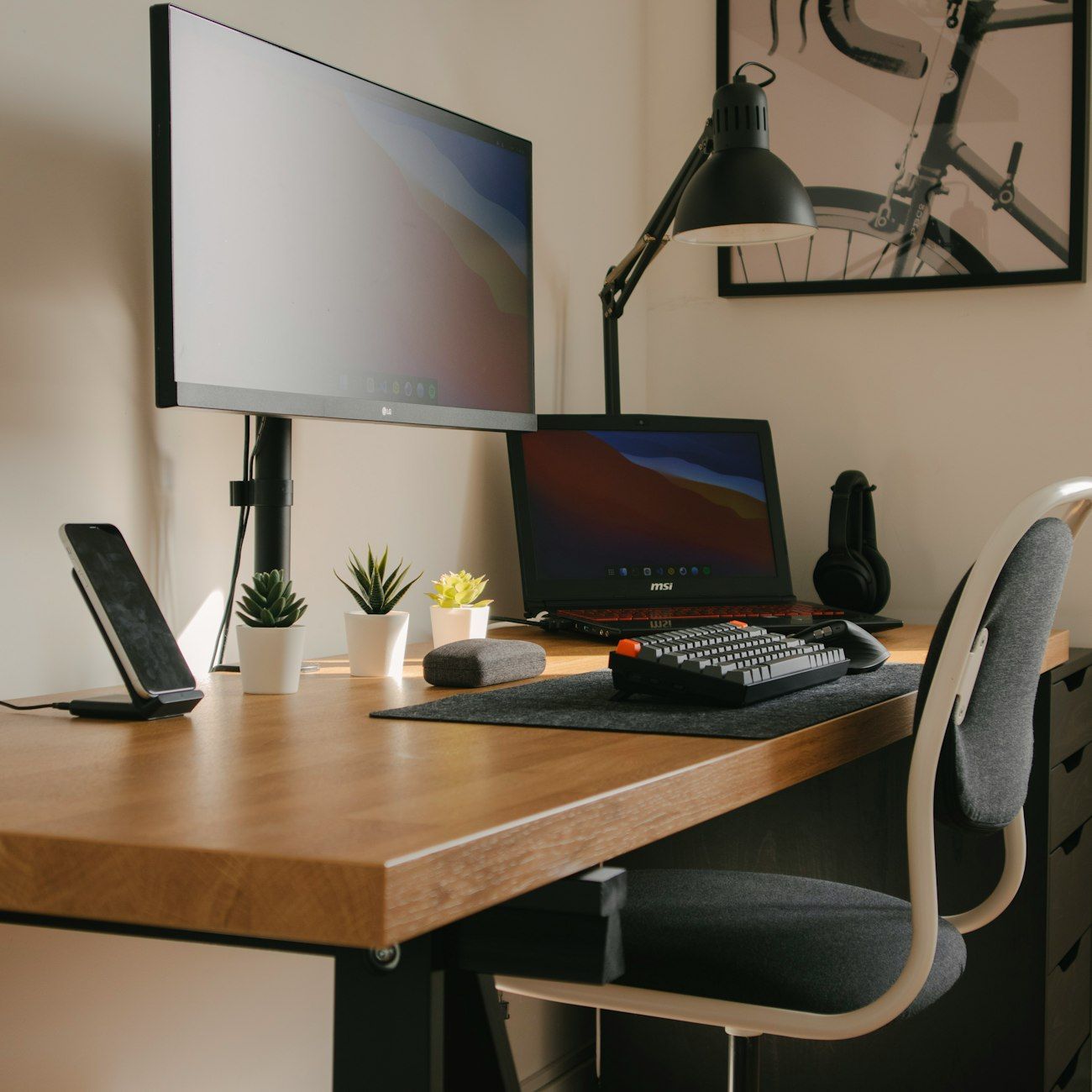 escritorio de oficina en casa, configuración ergonómica del escritorio, escritorio de escritura moderno, escritorio de altura ajustable, escritorio de ordenador de madera, ideas de escritorios para espacios pequeños, inspiración de muebles de oficina, consejos de organización de espacio de trabajo, diseño de escritorio minimalista, mejor escritorio para la productividad