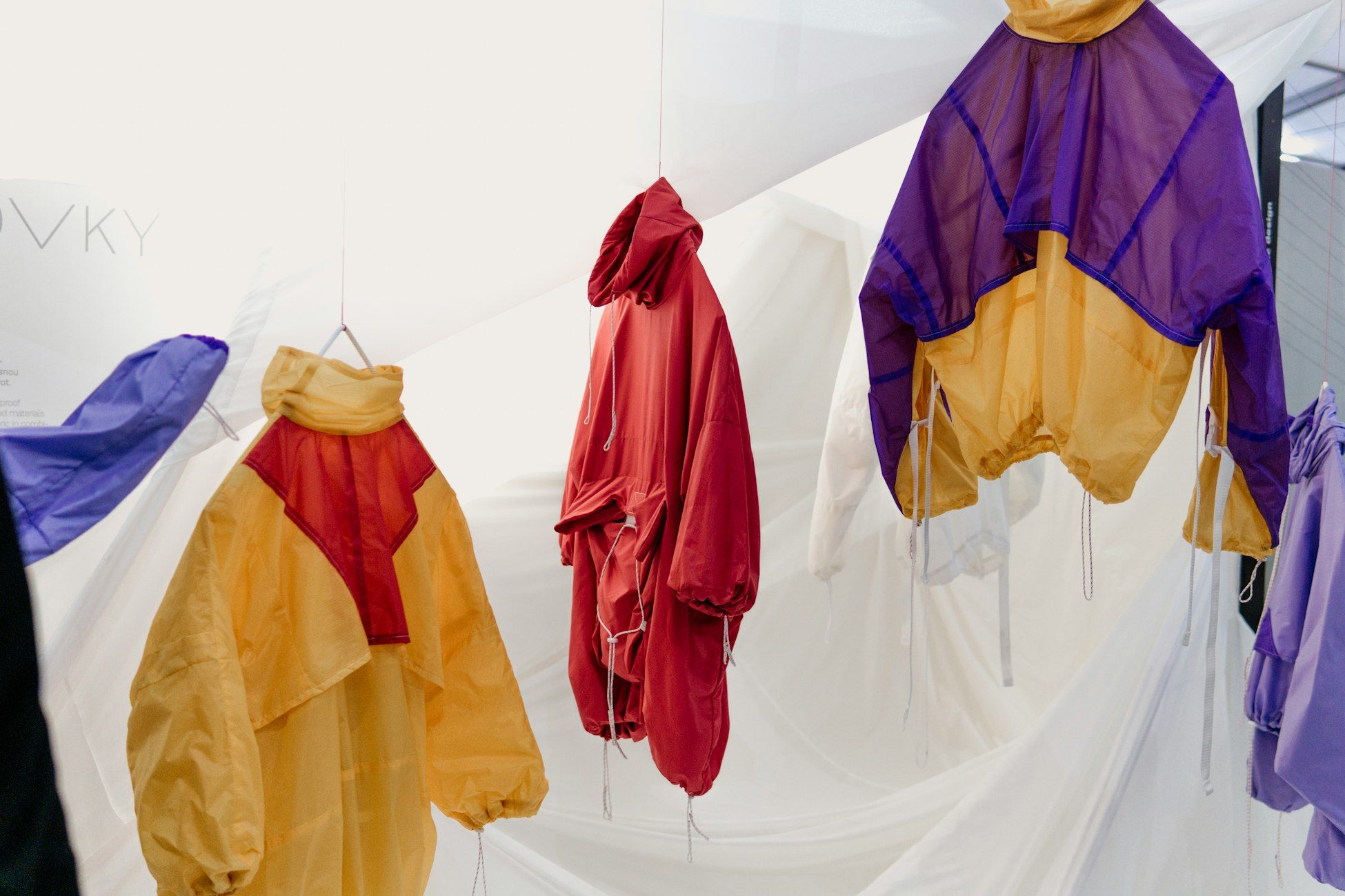 abbigliamento maschile e femminile, moda quotidiana, stile casual, design moderno, capi d'abbigliamento essentiali, uso quotidiano, marchio europeo, collezioni contemporanee, comfort e qualità, Street One